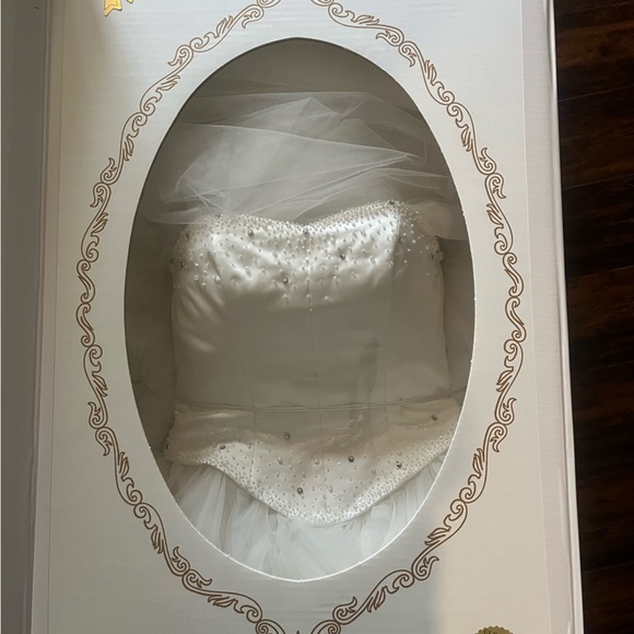 Wedding dress - Picture 8 of 10